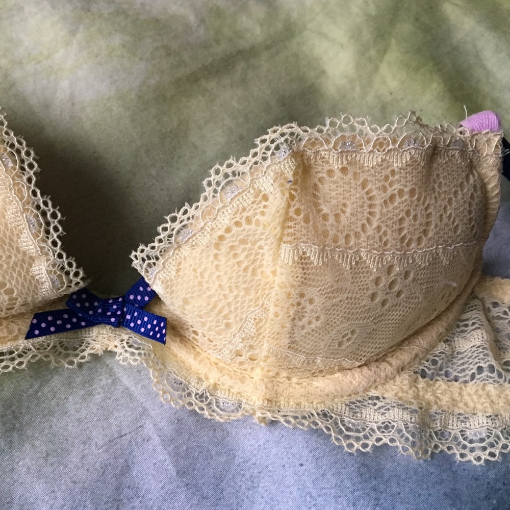 32A Victoria Secret bra